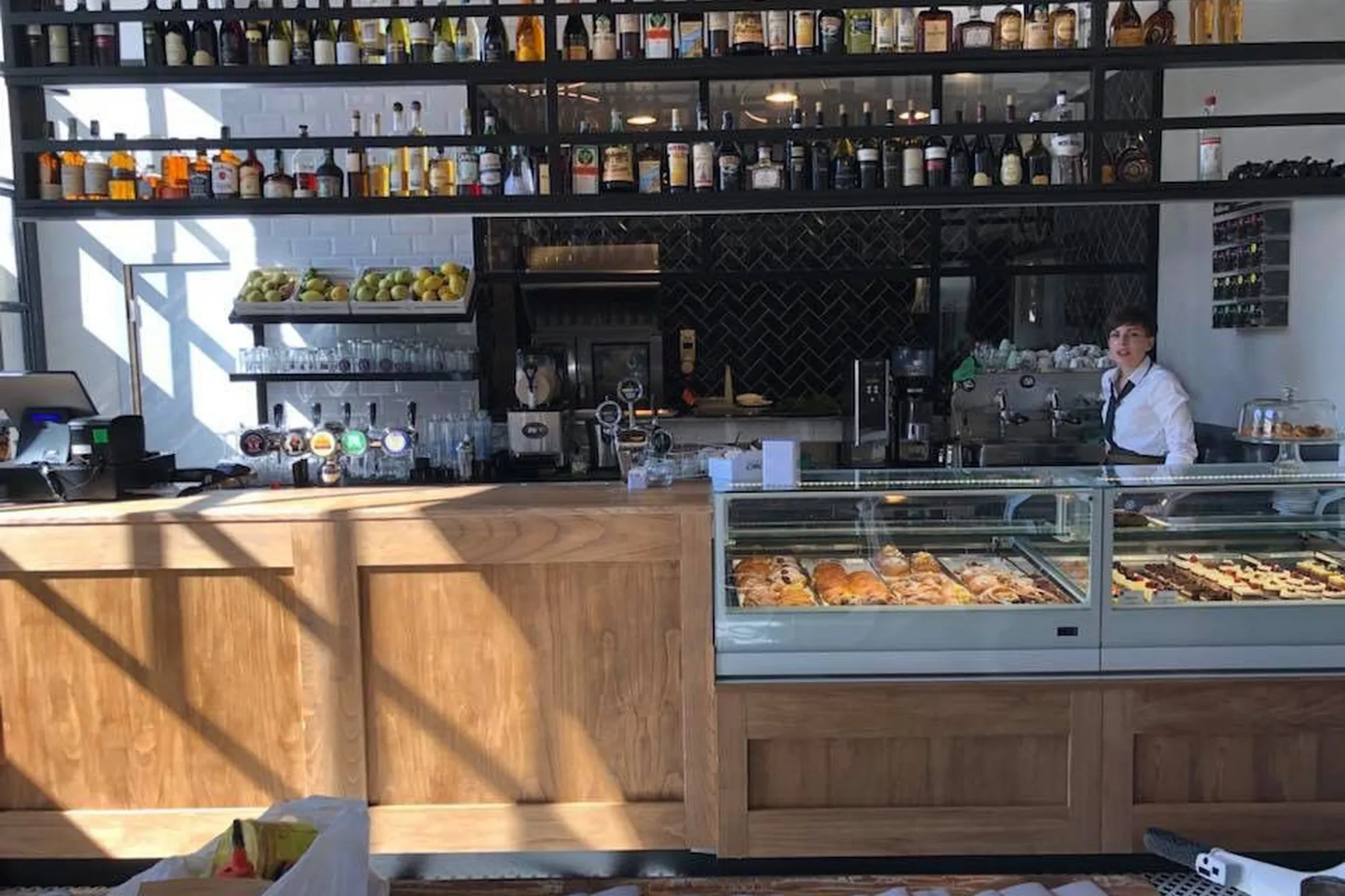 Bancone e vetrine per pasticceria realizzati da FRAND