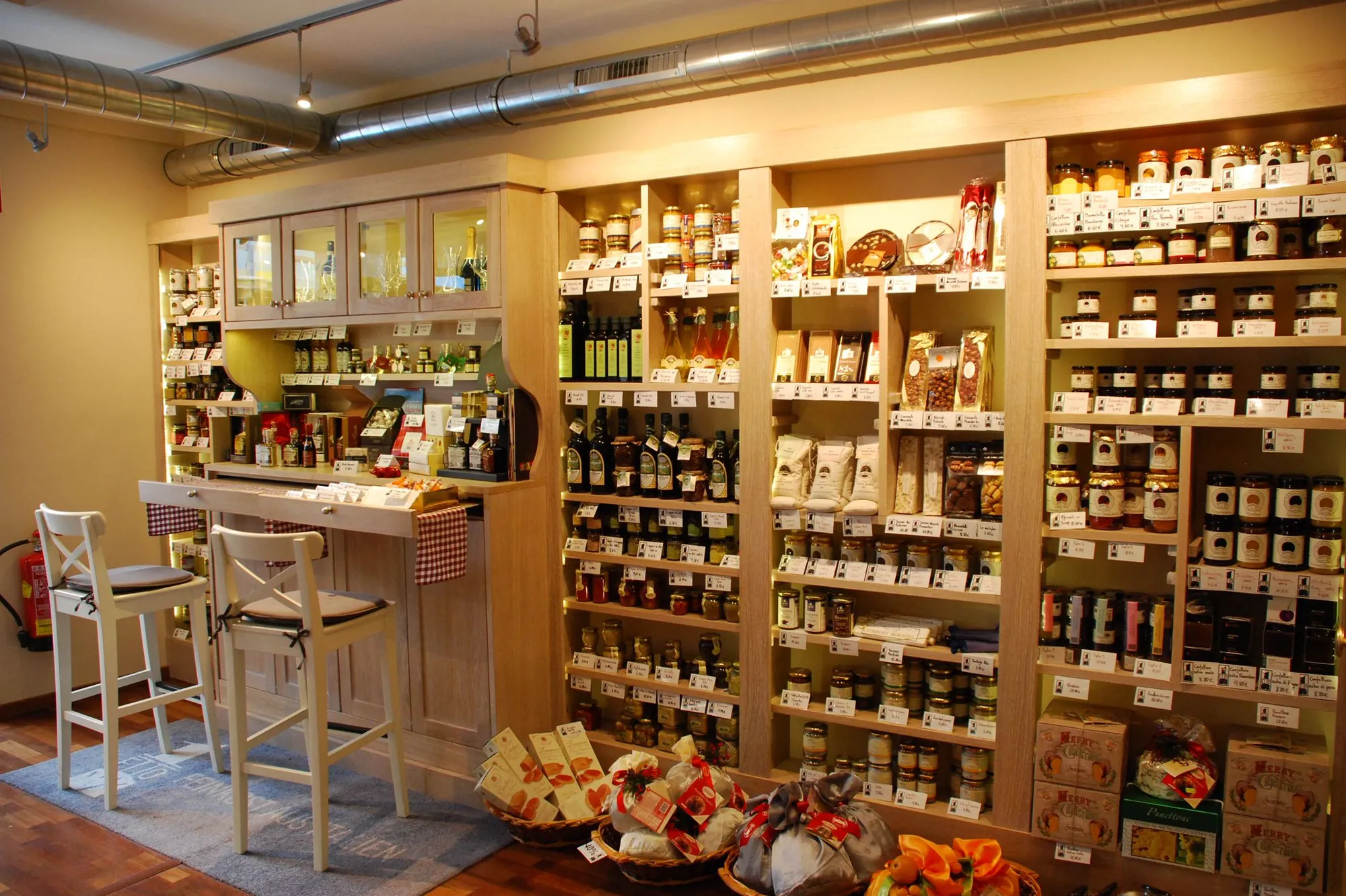 Parete espositiva e arredi per bottega gastronomica