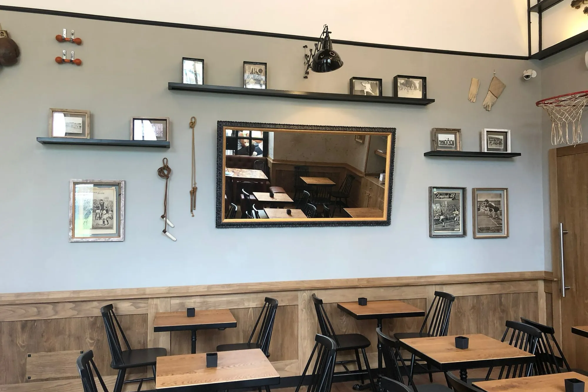 Sala ristorante arredata su misura da FRAND a Roma