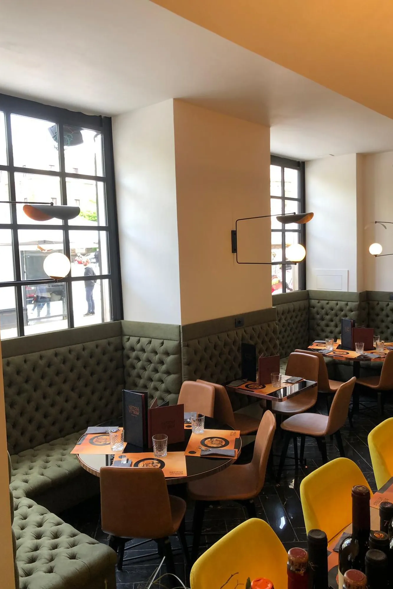 Sala di ristorante contemporanea realizzata da FRAND